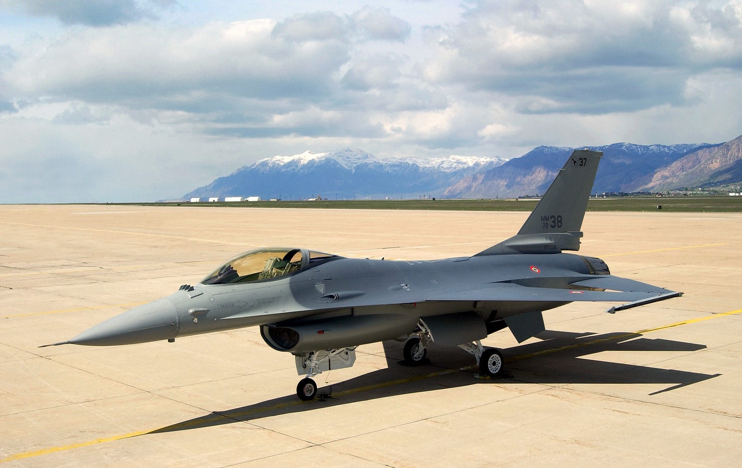 High-Quality Wallpaper of the F-16 Fighter Jet