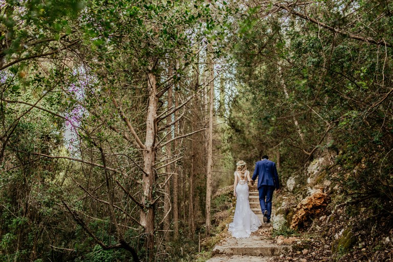 Explore Our Beautiful Wedding Wallpaper Set in Nature