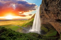 Incroyable cascade Seljalandsfoss au coucher du soleil