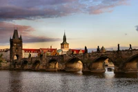 Descubre la Belleza del Puente de Carlos al Atardecer