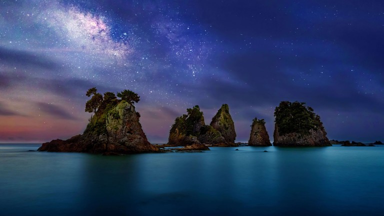 Breathtaking 4K Wallpaper of Minokake Rock Under the Milky Way