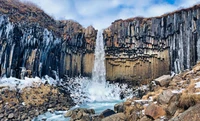 Descubre la cascada Svartifoss en el Parque Nacional Vatnajökull