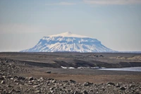 Explorez le Majestueux Volcan Bouclier | Fond d'Écran de Haute Qualité