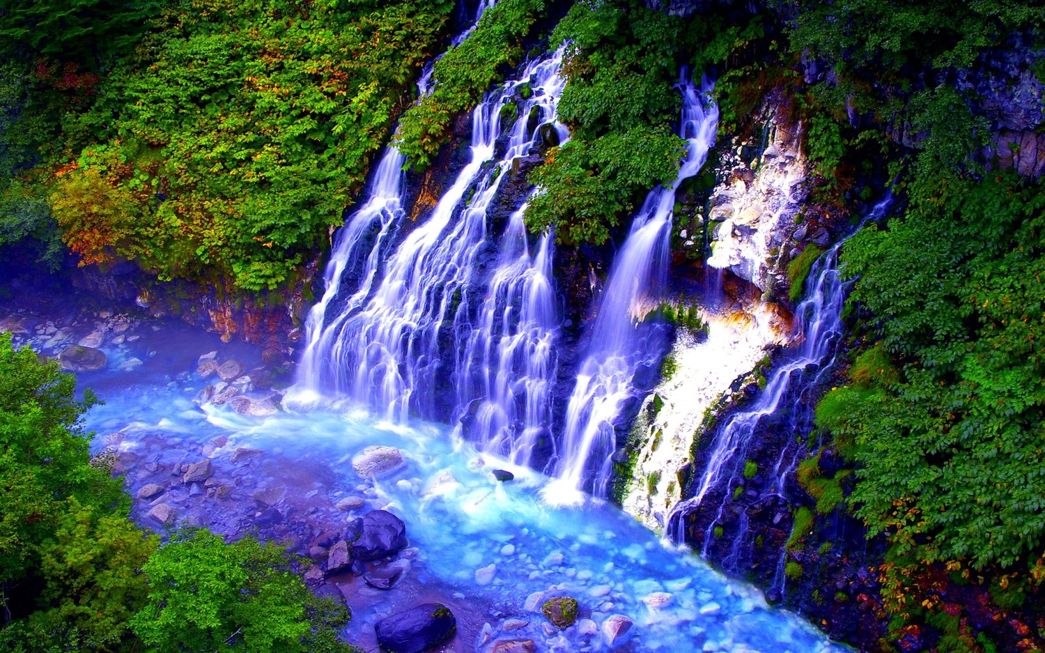 Téléchargez un Étonnant Fond d'Écran de Cascade