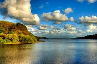 Superbe Fond d'Écran de Paysage de Lac avec Reflexion au Coucher de Soleil