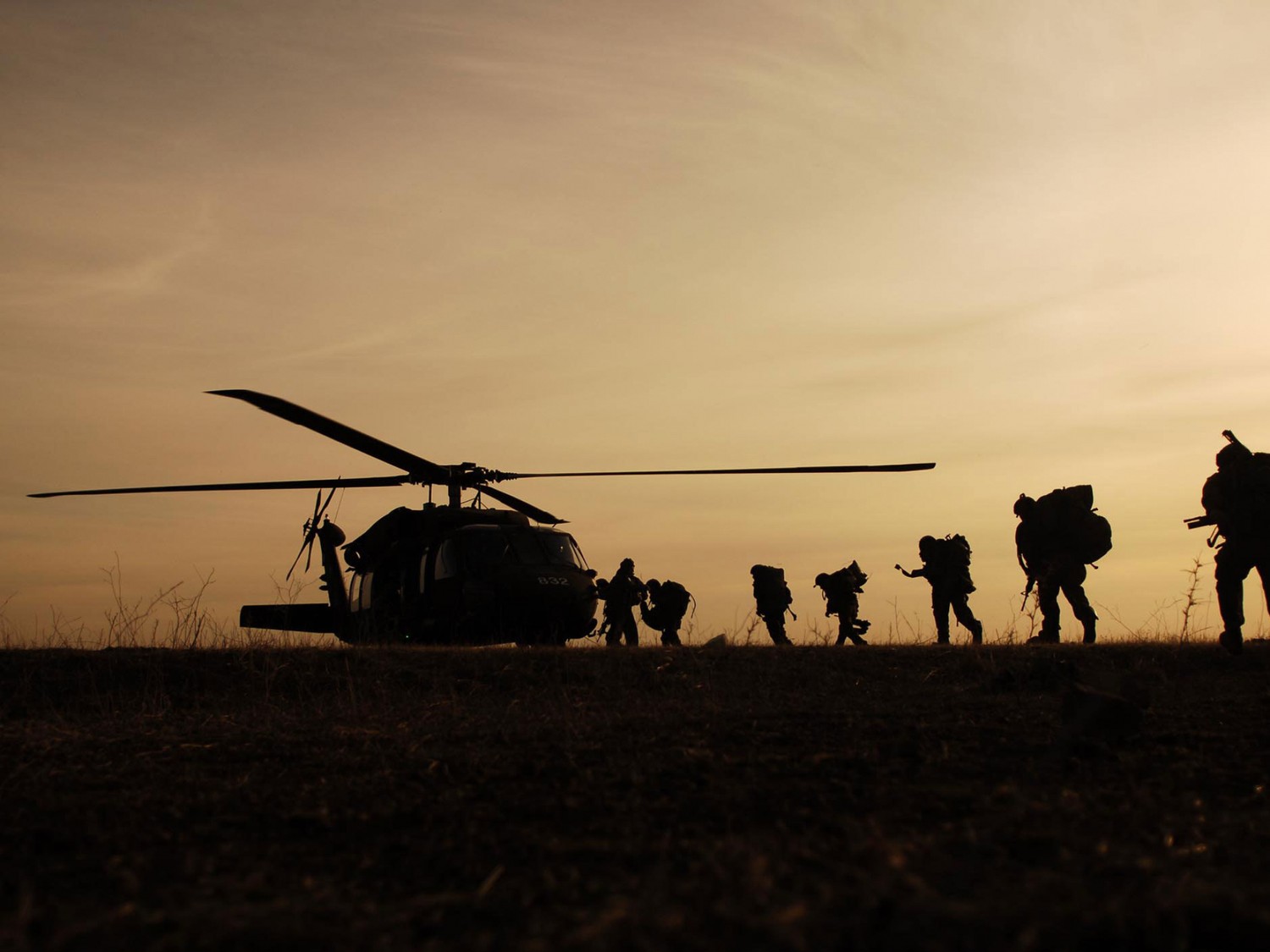 Téléchargez Notre Captivant Fond d'Écran de Helicoptère de l'Armée au Coucher du Soleil