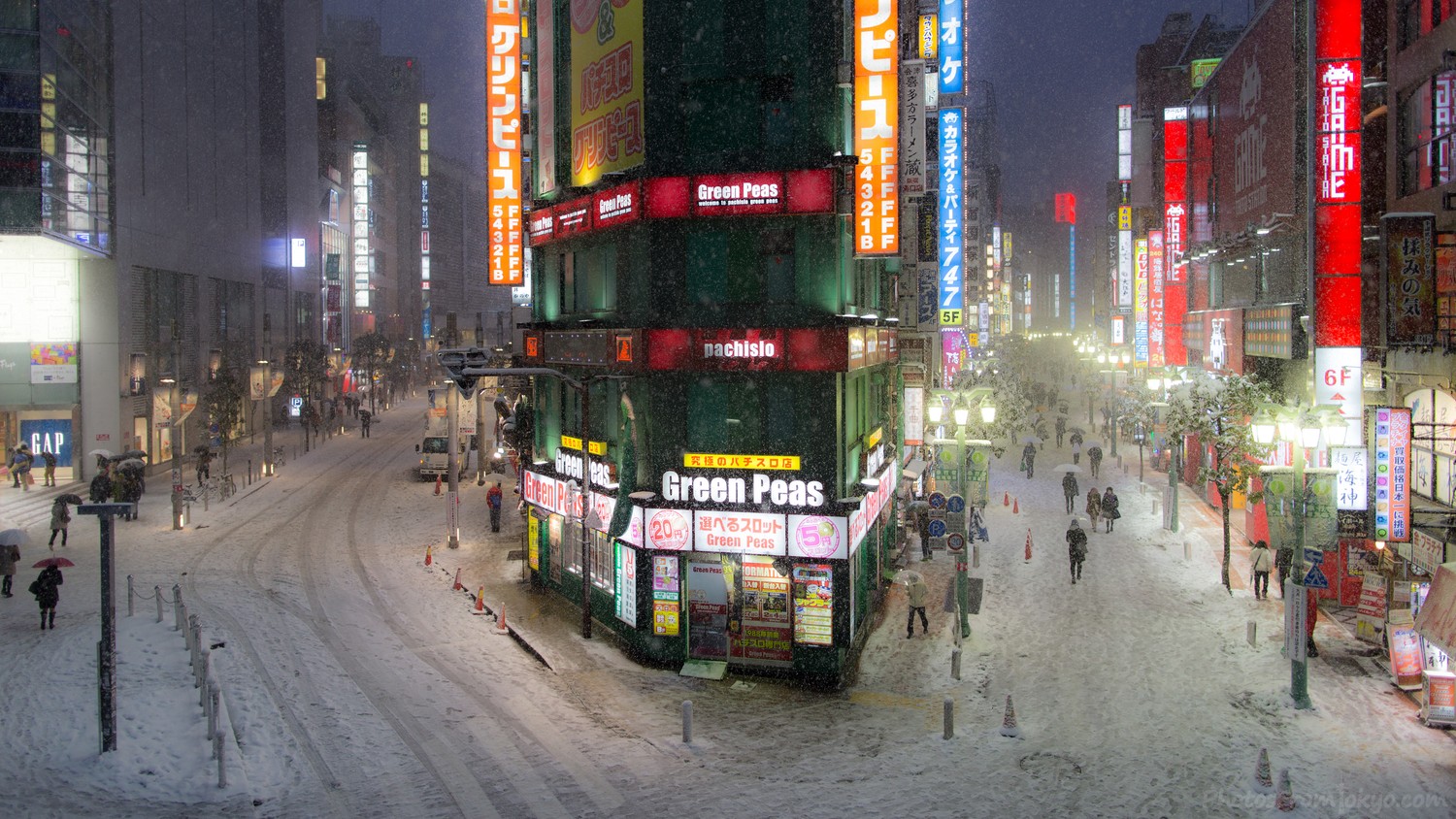 Download Our Stunning Shinjuku Night Scene Wallpaper