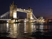 Puente de la Torre: Una Vista Nocturna Impresionante