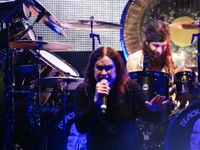 Descarga un impresionante fondo de pantalla de Ozzy Osbourne en concierto