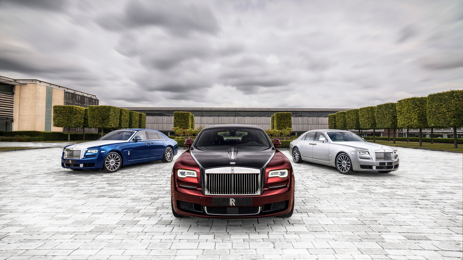 Download Elegant Rolls Royce Wallpaper Featuring the Spirit of Ecstasy