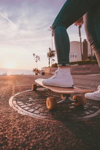 Skateboarding al atardecer: un fondo cautivador para amantes del deporte