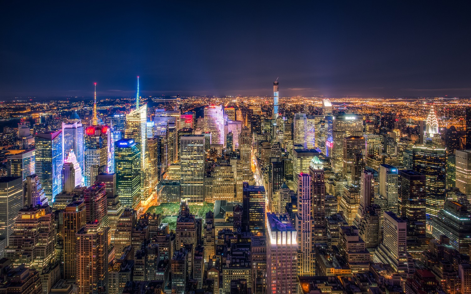 Explore the Beauty of Manhattan at Night: Download This Amazing Skyline Wallpaper