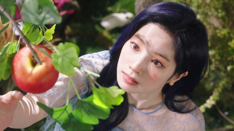 Twice K-Pop Wallpaper: Dahyun in a Captivating Moment