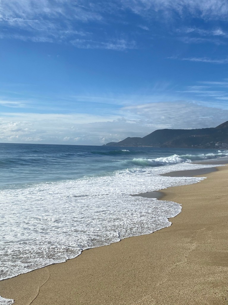 Scène de Plage Éblouissante : Vagues et Horizon