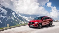 Fond d'Écran Mercedes-Benz Coupé : Beauté Rouge dans les Montagnes