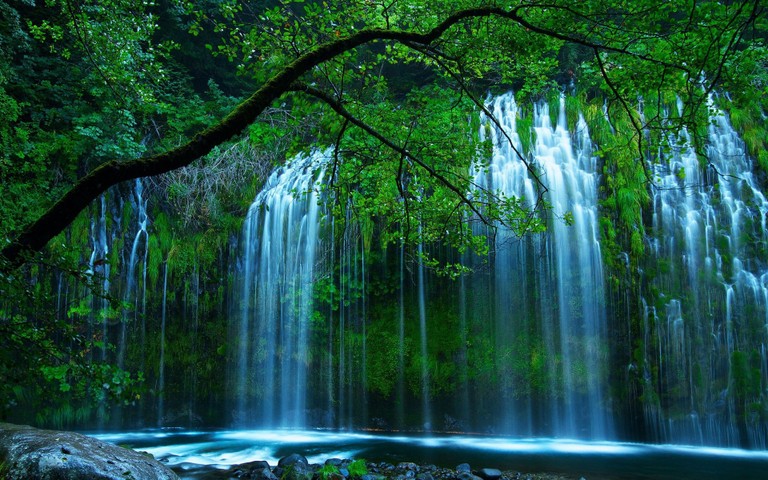 Download Stunning Waterfall Wallpaper