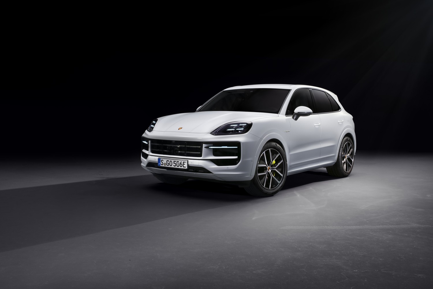 Download Stunning Porsche Cayenne E-Hybrid Wallpaper in 4K