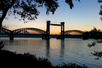 Hermoso Reflejo al Atardecer Sobre el Puente Arco