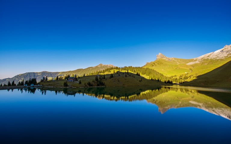 Stunning 4K Wallpaper of Lake Bannalpsee