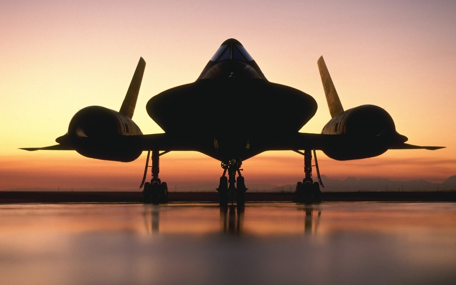 Download the Iconic Lockheed SR-71 Blackbird Wallpaper