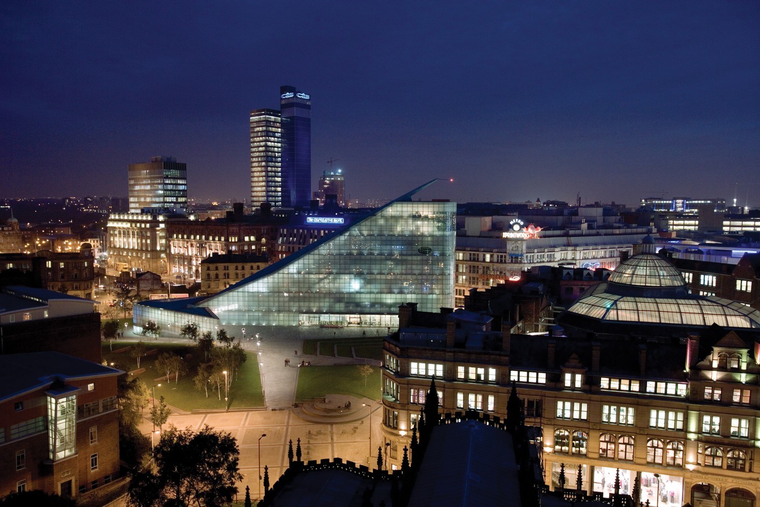 Explore the Vibrant Night Skyline of London