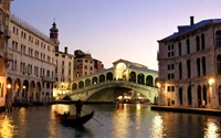 Explora la Belleza del Puente de Rialto en Venecia