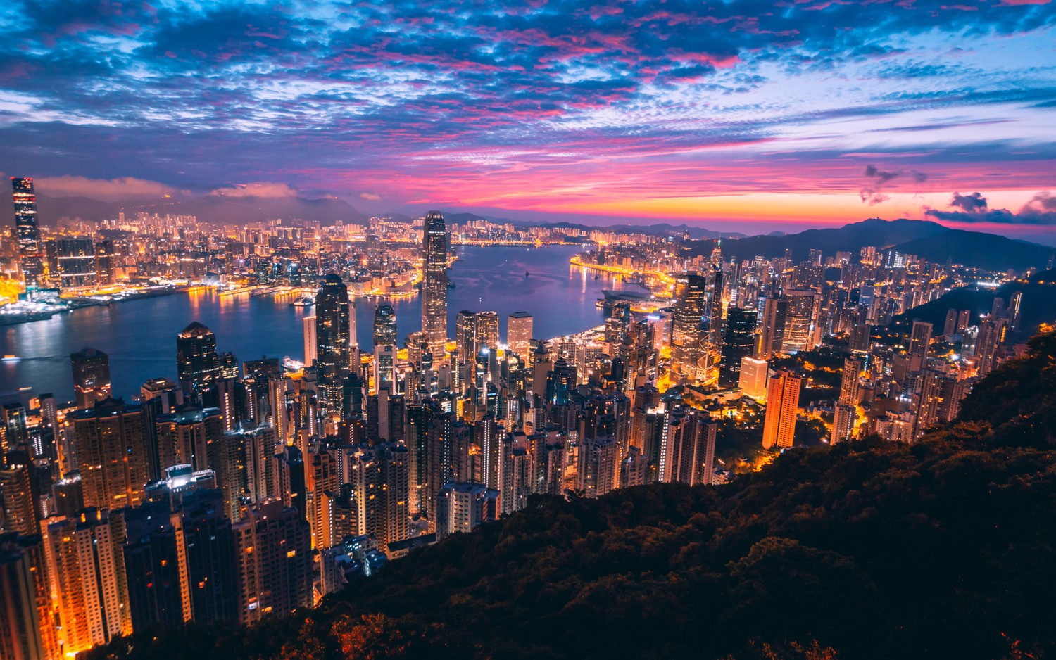 Experimenta la Impresionante Skyline Nocturna de Hong Kong