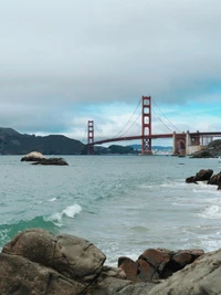 Golden Gate Bridge: A Majestic Landmark by the Sea