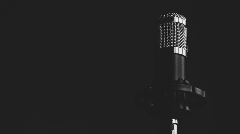 Monochrome Microphone Wallpaper for Audiophiles and Tech Enthusiasts