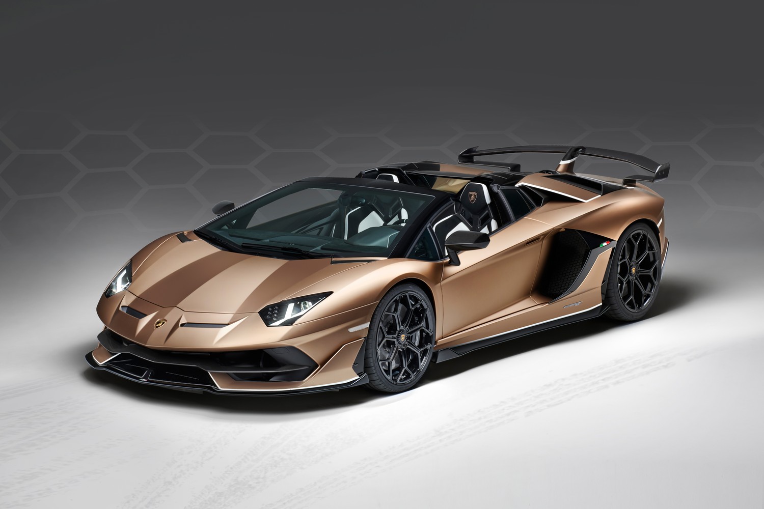 Download the Jaw-Dropping Lamborghini Aventador SVJ Roadster Wallpaper