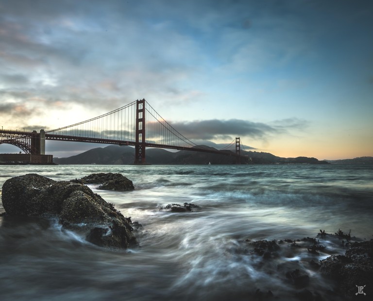 Download Captivating Wallpaper of the Golden Gate Bridge