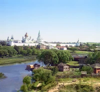 Explorez la Beauté Scénique d'un Monastère Historique au Bord de la Rivière