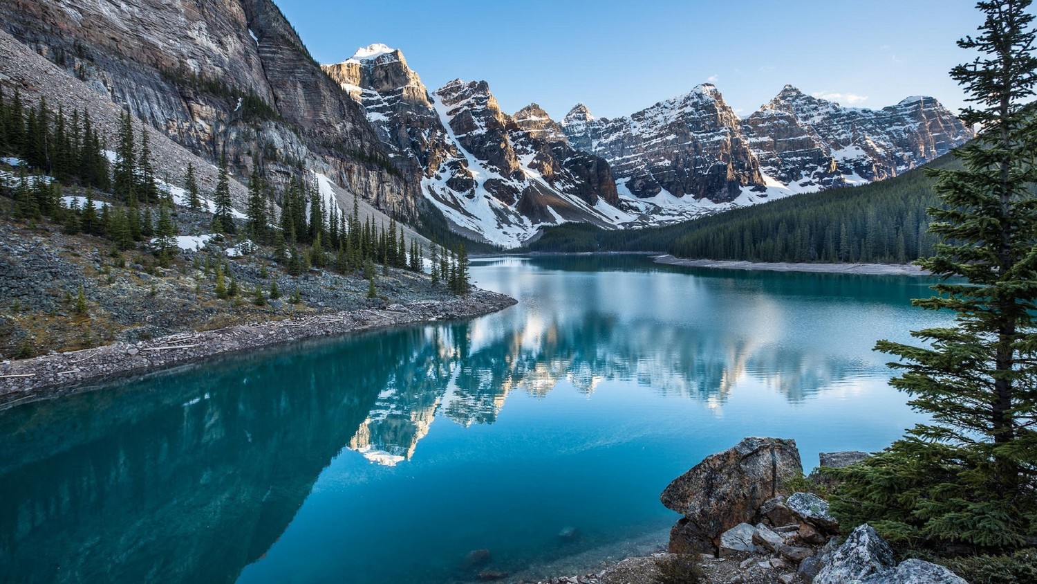 Explore the Breathtaking Moraine Lake