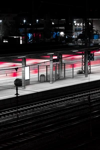 Explora el vibrante paisaje nocturno de la estación de tren urbana de Chicago