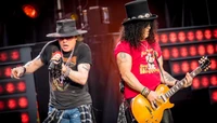 Fondo de Pantalla de Guns N' Roses – Axl Rose y Slash en Acción