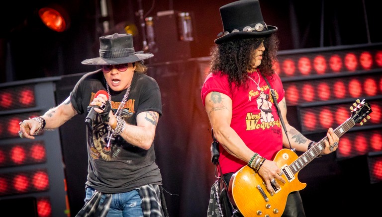 Guns N' Roses Wallpaper – Axl Rose and Slash in Action