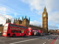 Explora el fondo de pantalla icónico de Big Ben y el Puente de Westminster