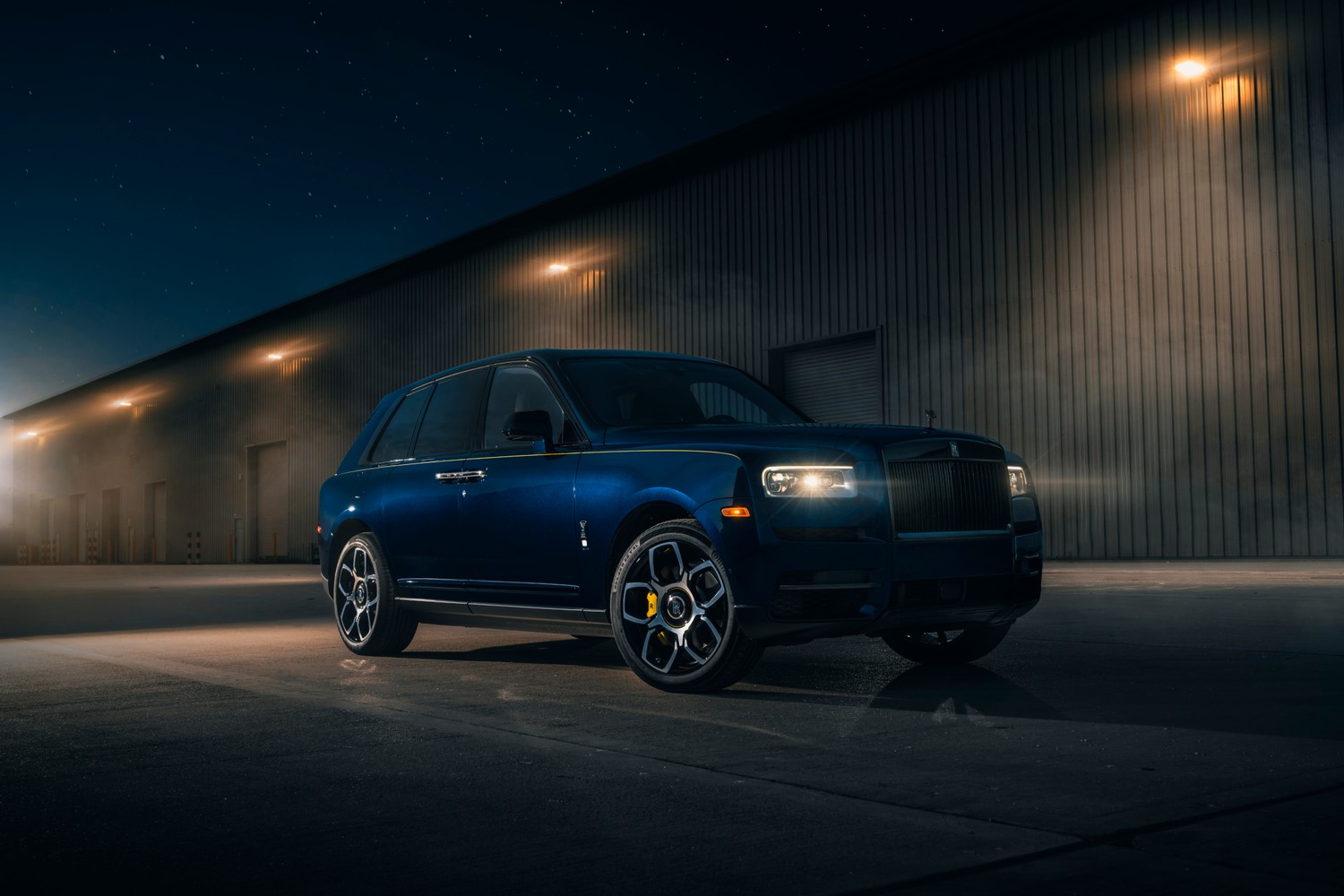 Download the Impressive 2021 Rolls Royce Cullinan Black Badge Wallpaper