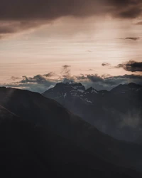 Magnifique Crête Montagneuse au Lever du Soleil