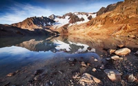 Découvrez la Beauté du Lac des Quirlies : Un Lac de Montagne Éclairé par la Neige