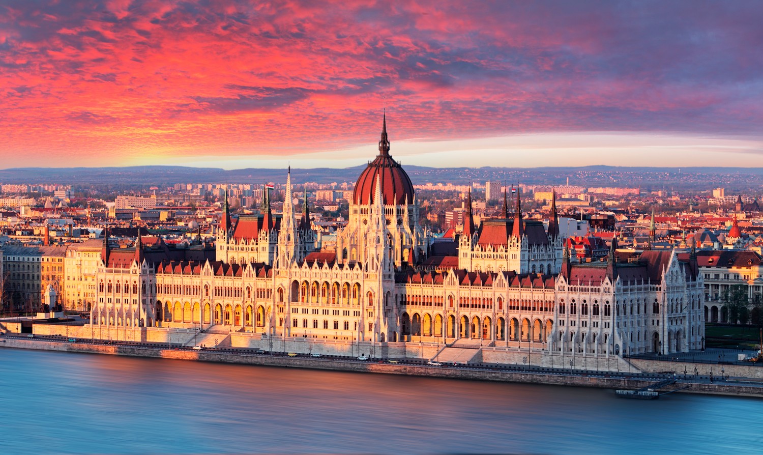 Download the Majestic Hungarian Parliament Building Wallpaper