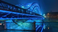 Explora el impresionante Puente Józef Piłsudski en Cracovia de noche