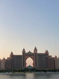 Explora el majestuoso Burj Al Arab en un impresionante esplendor diurno