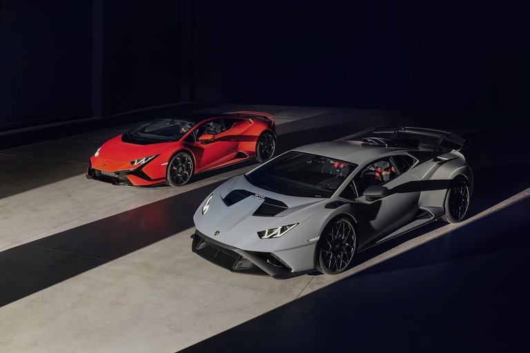 Download High-Quality 5K Wallpaper of Lamborghini Huracan EVO & STO