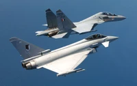 Téléchargez le Fond d'Écran Haute Qualité de l'Eurofighter Typhoon et du Sukhoi Su-30