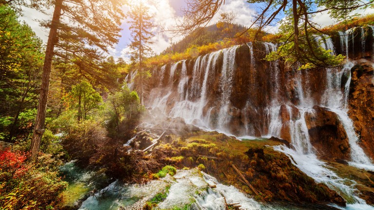 Explore the Majestic Jiuzhaigou Waterfall