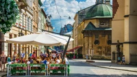 Explora el Vibrante Centro de Lviv: Descarga un Fondo de Pantalla Impresionante