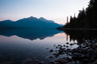 Experimenta la Serenidad de Montañas Reflejadas en el Lago Esmeralda