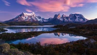 Explora Torres del Paine: Un impresionante fondo de pantalla de montaña y lago