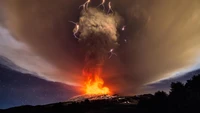 La majestuosa erupción del monte Etna: un fondo de pantalla para vivir